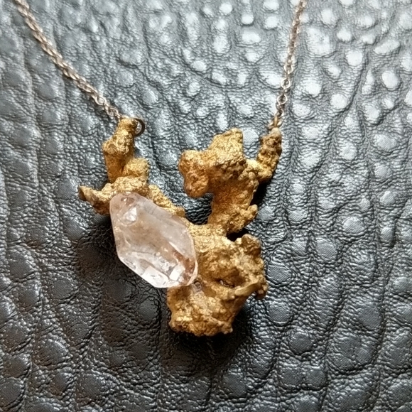 Crystal and brass pendant necklace - Picture 6 of 7